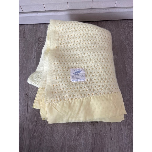 Vintage Witney England White Acrylicbaby Blanket Nylon edge Mothercare Boots